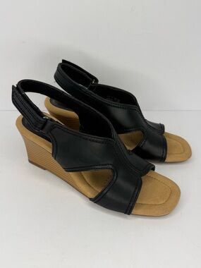 Clarks Kyarra Black Aster Wedge Well Loved Sandal Size 6.0 Adjustable Strap EUC